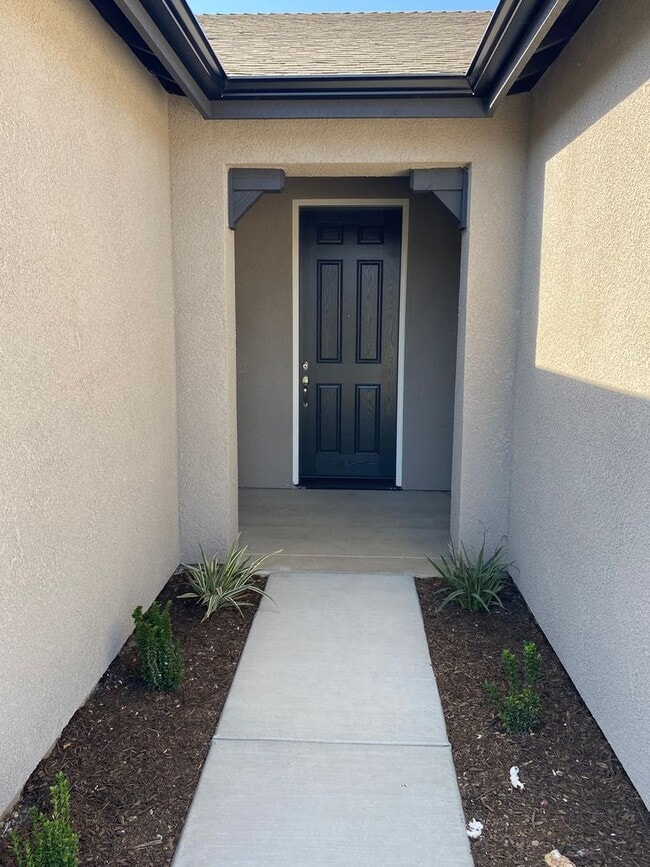 Building Photo - Gorgeous NEWER home between Tulare and Vis...