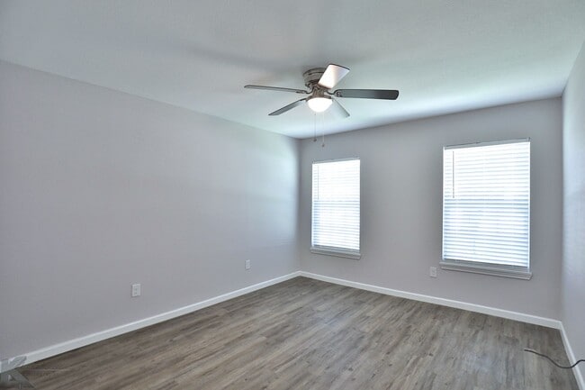 Building Photo - 3 bed, 2 bath, updated with all appliances provided!