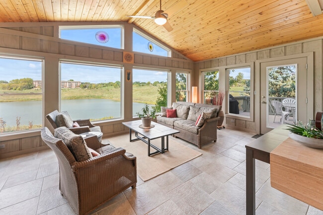 Building Photo - 566 W Bridge View Ct