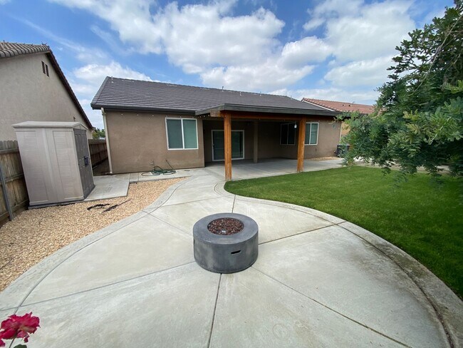 Building Photo - Tulare home coming soon!