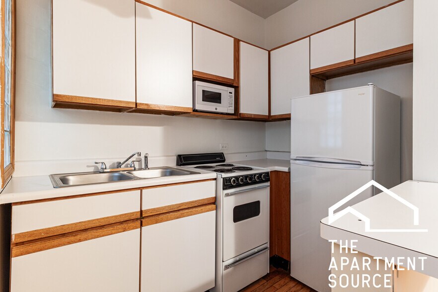 Building Photo - 633 W Barry Ave