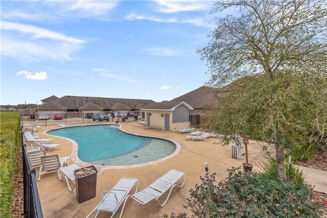 Building Photo - BEST PRICES INUNIVERSITY HEIGHTS! AUGUST 2...