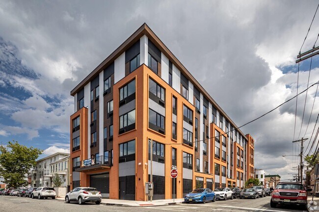 Building Photo - 43 Madison St