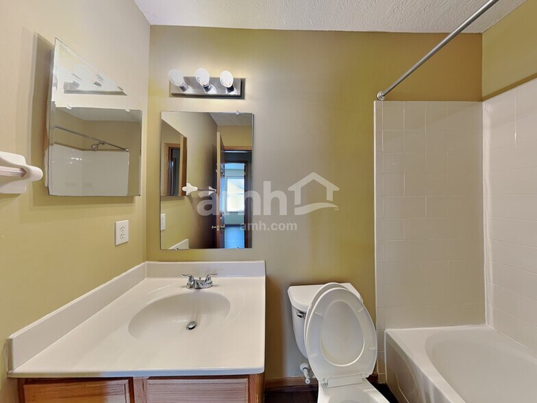 Building Photo - 818 Bent Oak Dr