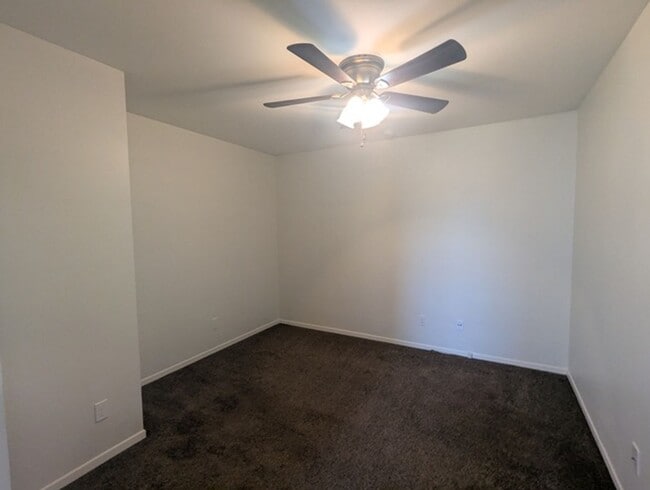 Building Photo - Single Story Home 4 bedroom + Enclosed pat...