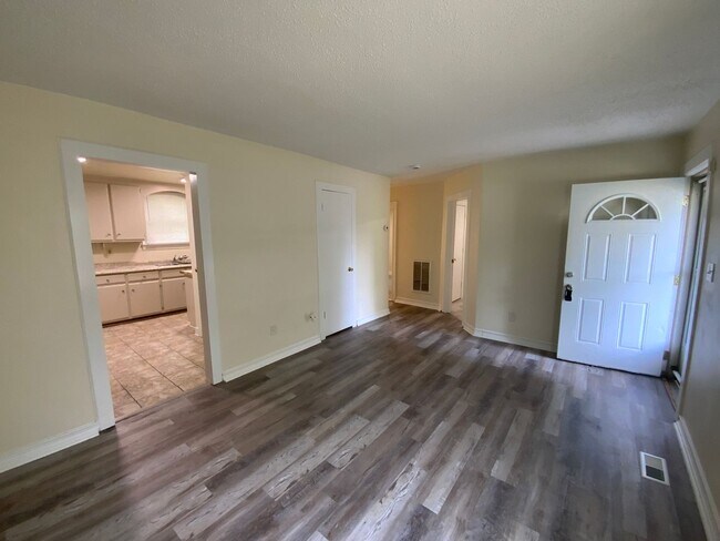 Building Photo - Charming 4 bd, 2 bth with 2 room Master Suite