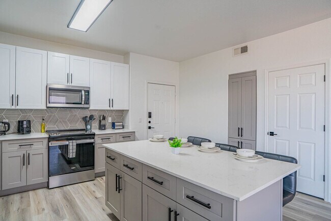 Building Photo - 6610 N 93rd Ave