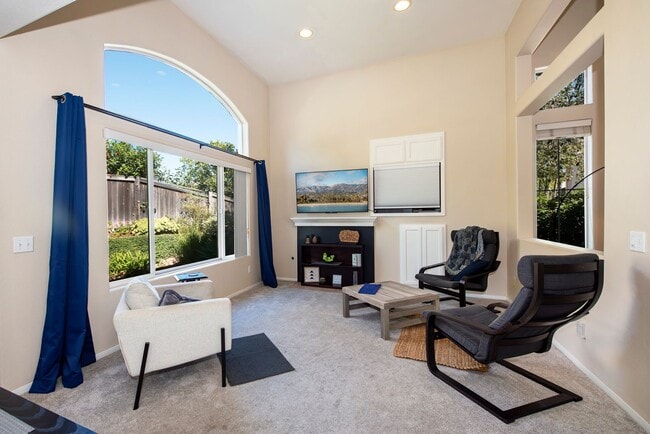 Building Photo - Storke Ranch 3-bd/2.5 bth Home!