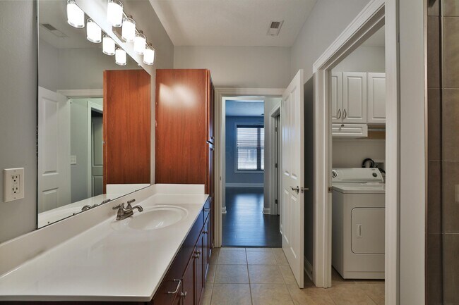 Building Photo - 511 W 1st Ave