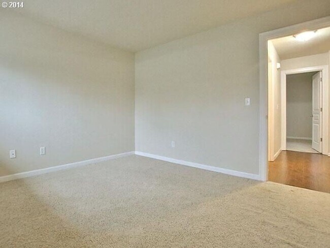 Building Photo - Light & Bright 2 Bed 1 Bath Condo!