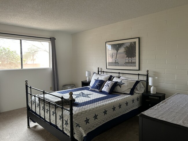 Building Photo - 230 N Calle Acuarela