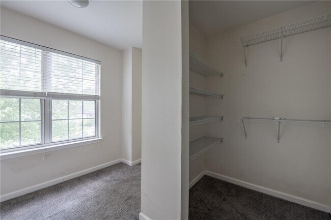 Building Photo - 7702 Parkside Dr