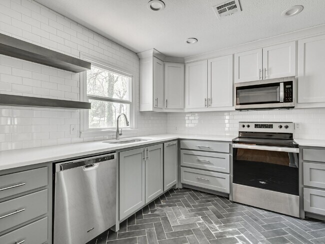 Building Photo - Beautiful Home Just Minutes from the OU Campus!