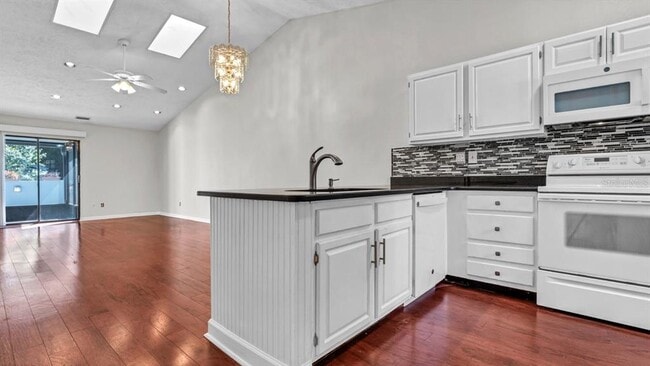 Building Photo - 1746 Castle Rock Rd