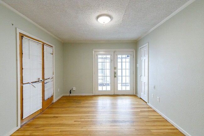 Building Photo - 3 bedroom less than 1 mile from Tech