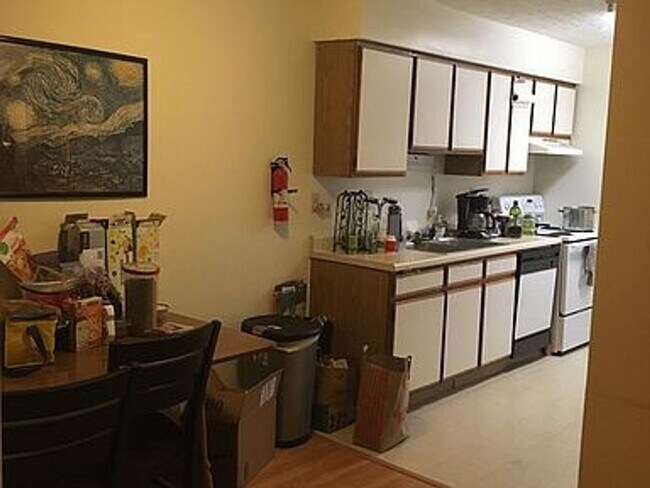 Building Photo - 3-Bedroom Apartment Near IU Bloomington Campus
