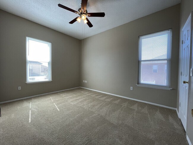 Building Photo - Amazing Large 4/2 Pool Home in Orlando