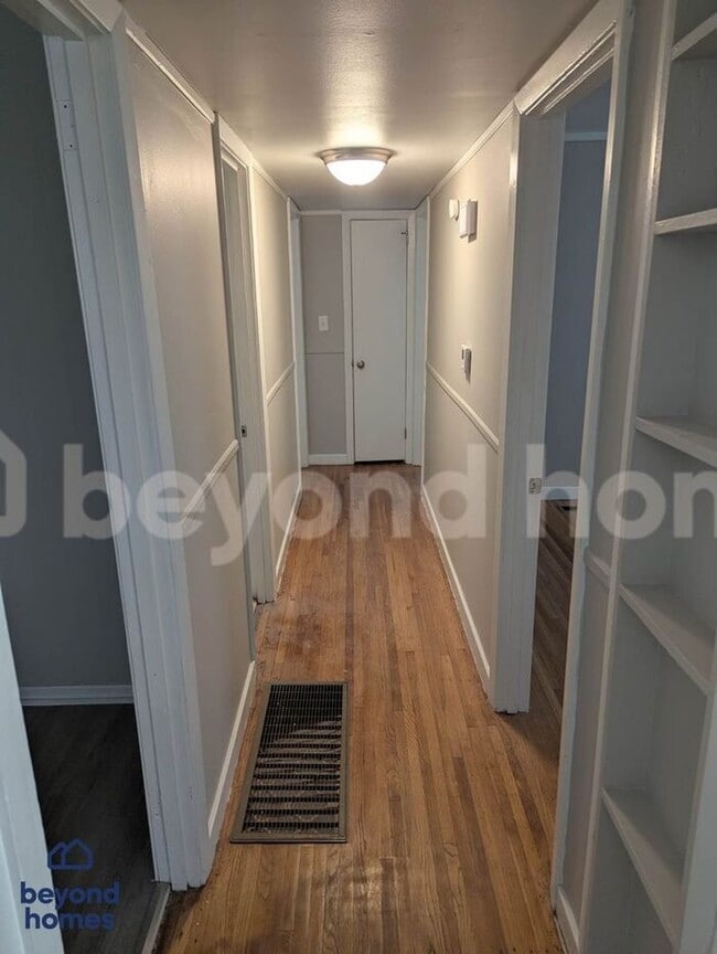Building Photo - Spacious 3-bedroom, 1.5-bath home availabl...