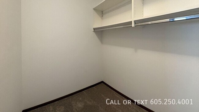 Building Photo - Spacious 4 Bedroom 3 Bathroom home with Va...