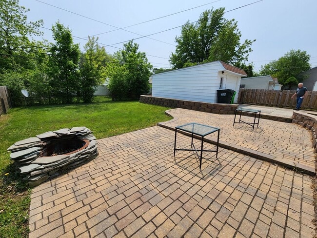 Building Photo - Beautiful 3 Bedroom Home For Rent