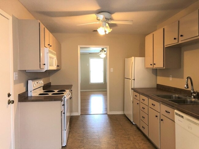 Building Photo - 1905 W Twohig Ave