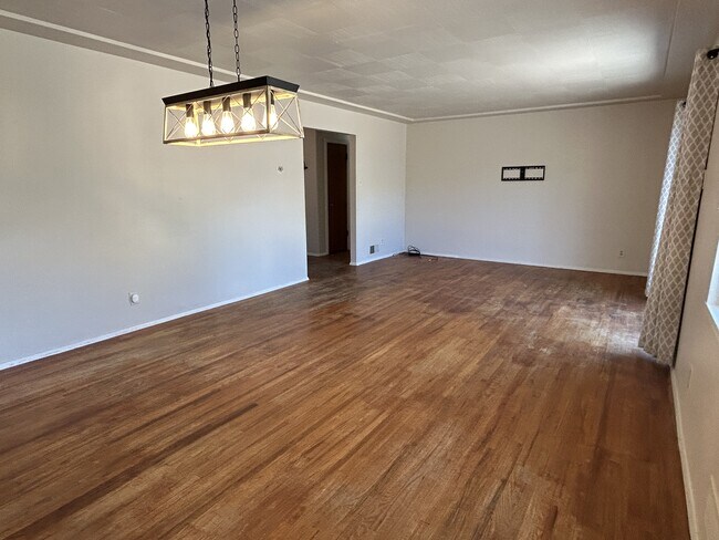 Building Photo - 2712 Palomas Dr NE