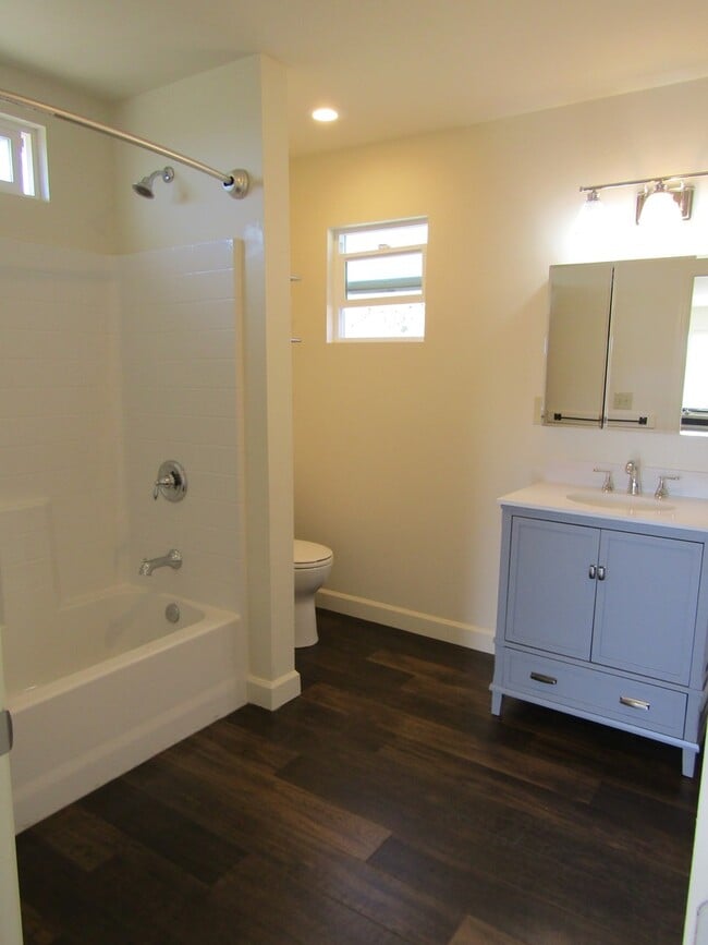 Building Photo - Country Cottage- Water Included!