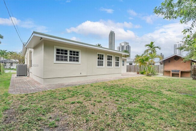 Building Photo - 300 187th St