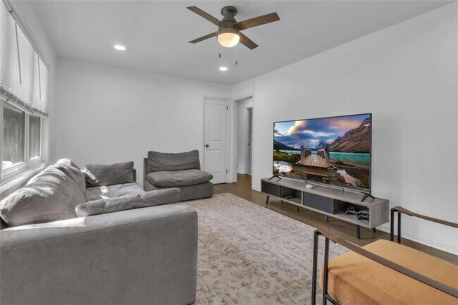 Building Photo - 610 Oriole Dr SE