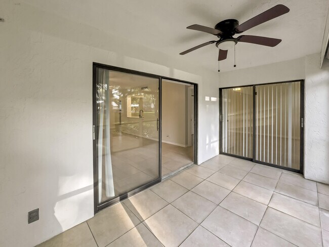 Building Photo - 2112 S Cypress Bend Dr