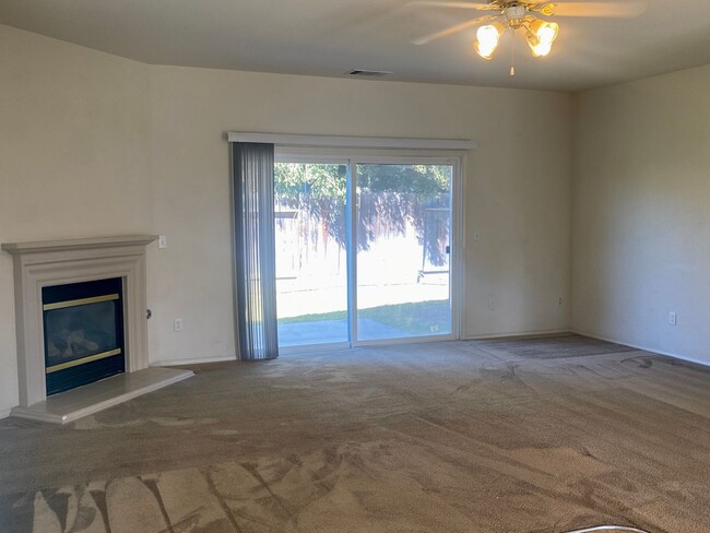 Building Photo - Merced: $2189 4 bedroom 2 bath home with g...