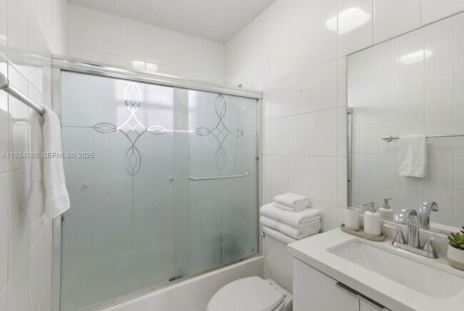 Building Photo - 1611 West Ave