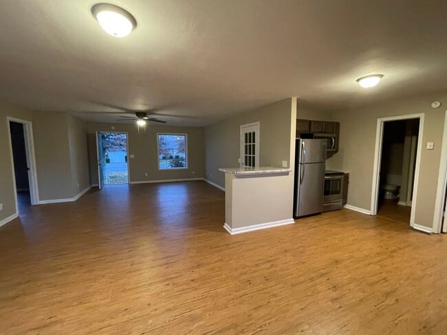 Building Photo - 2 bed 2 bath Duplex with Garage