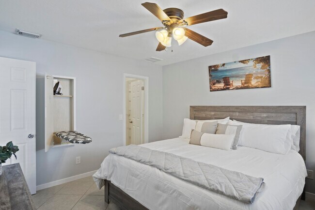 Building Photo - 1360 SW Albatross Way