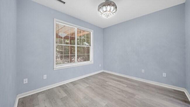 Building Photo - East Brainerd Home Available NOW!
