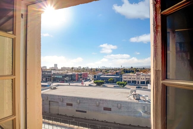 Building Photo - 109 N Sycamore Ave