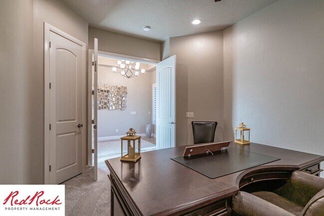 Building Photo - Stunning 2 Bedroom Fully Furnished Home. Community Pool & Mini Golf!