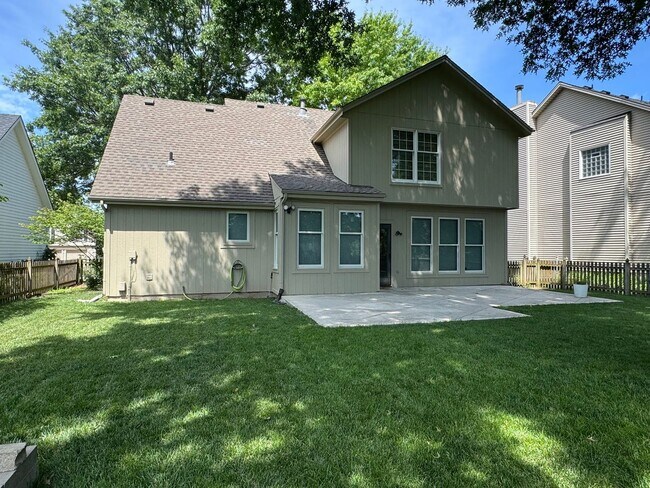 Building Photo - {12009} Available Immediately + Finished Lower Level + Olathe Schools