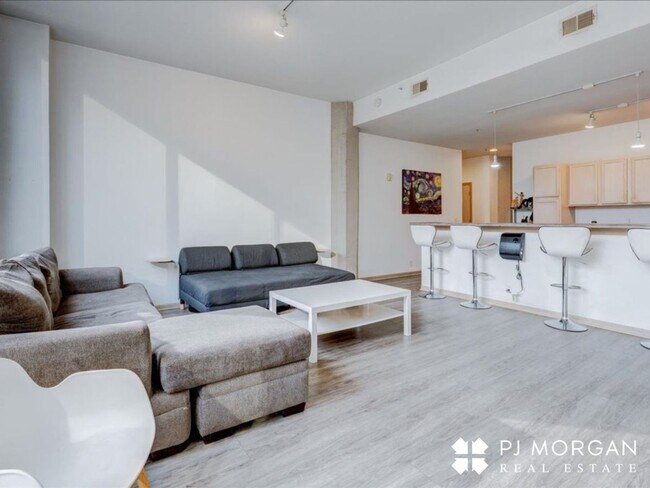 Building Photo - Great downtown location!