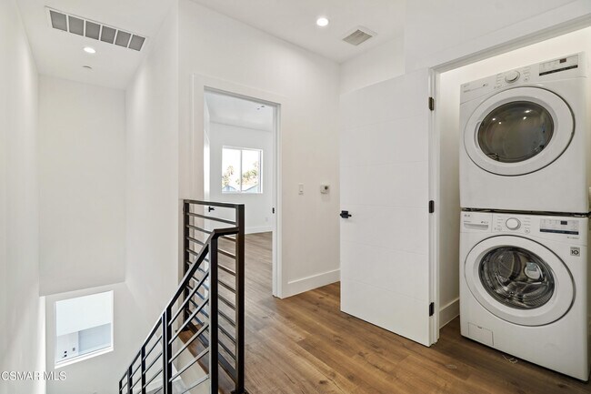 Building Photo - 10908 Hesby St