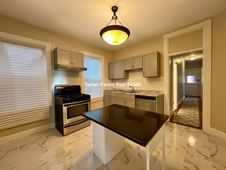 Building Photo - 10 Bucknam St