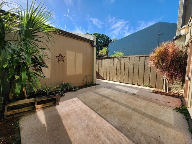 Building Photo - Gorgeous 3-Bedroom, 2.5-Bathroom Townhome in Winter Haven