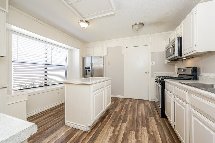 Building Photo - 21303 Bassbrook Dr