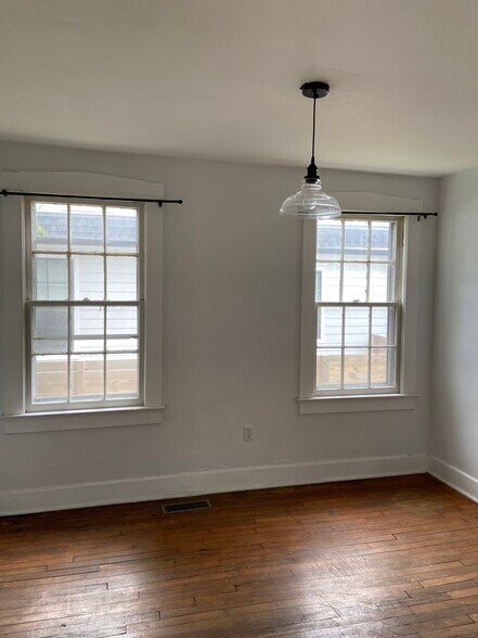 Light filled apartment - 24 E Maple St