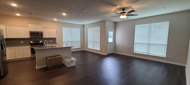 Building Photo - 4 Bedroom House in Sterling Ridge
