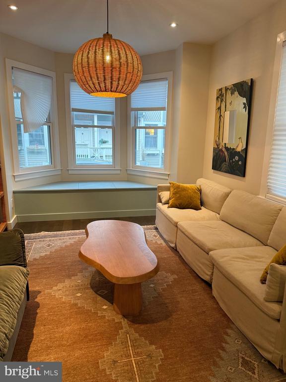 Building Photo - 28 Bank St