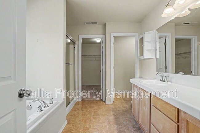 Building Photo - 305 SE Casting St