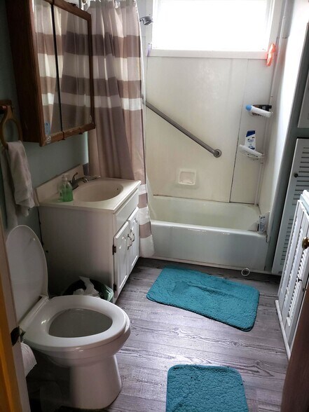 full bath - 80 Orchard St