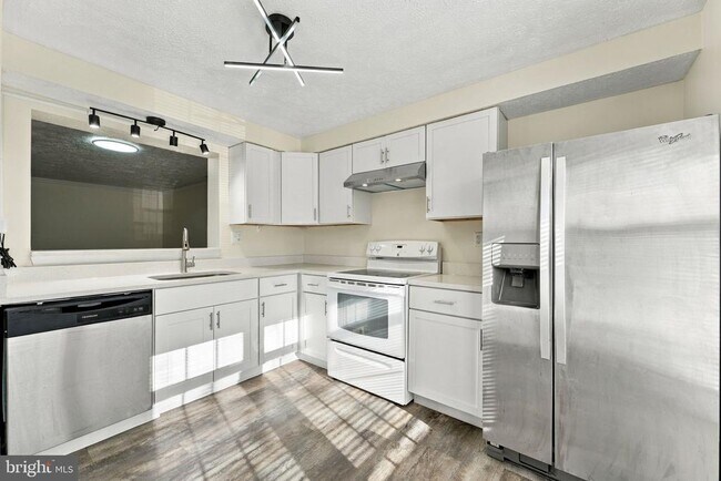 Building Photo - 8 Victoria Manor Ct