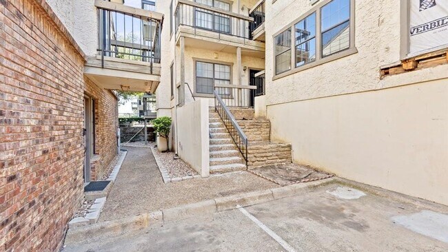 Building Photo - 8750 Park Ln